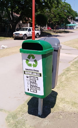 Cestos de basura reciclables y orgánicos