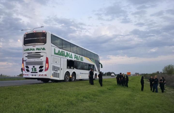 Balearon uno de los colectivos que transporta a los agentes policiales