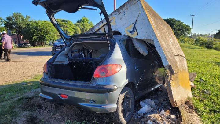 Automovilista sanjavierino impactó de lleno contra una garita de colectivos