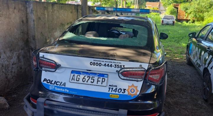 San Javier: banda de menores se trenzaron en una batalla campal y rompieron un móvil policial