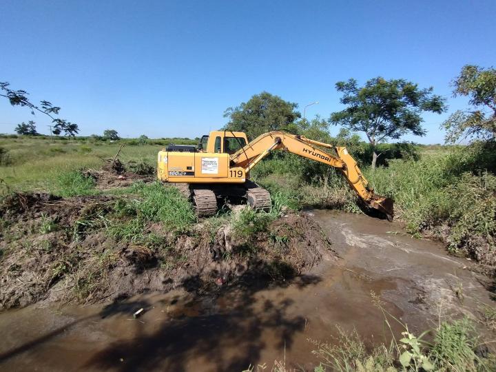 Saladero refuerza el mantenimiento de defensas con maquinaria de la Provincia 