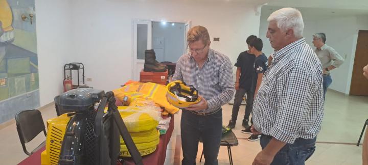 Borla entregó a Bomberos de San Justo y Crespo equipamiento para combatir incendios forestales