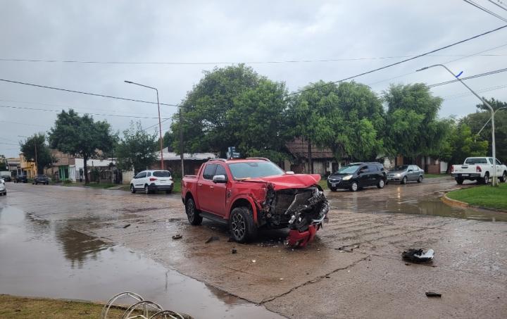 San Javier: camioneta y camión se accidentaron en Hipólito Irigoyen y General Lopez 