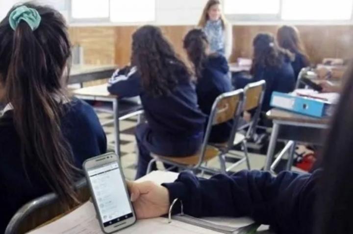 Santa Fe endurece controles en el uso de celulares en las escuelas