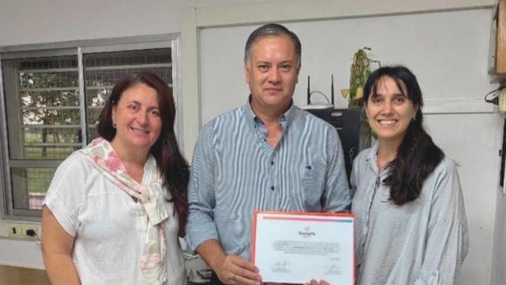 Reginelli entregó más de $4,2 millones a la Escuela Secundaria N°313 de La Brava para la compra de aires acondicionados