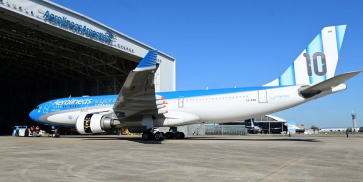 Presentaron el nuevo avión de la Selección Argentina con guiños a Messi y las tres estrellas