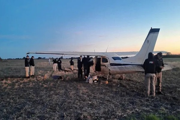 Hallaron una avioneta abandonada en un campo de Cayastacito y analizan una posible conexión con el narcotráfico