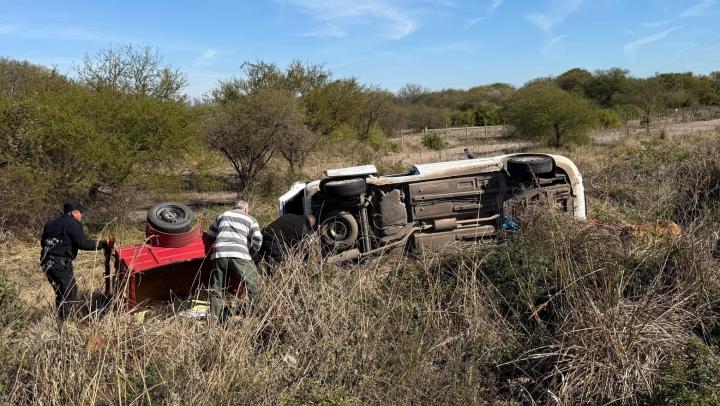 La Brava: quiso desviar un zorro en la ruta y terminó volcando