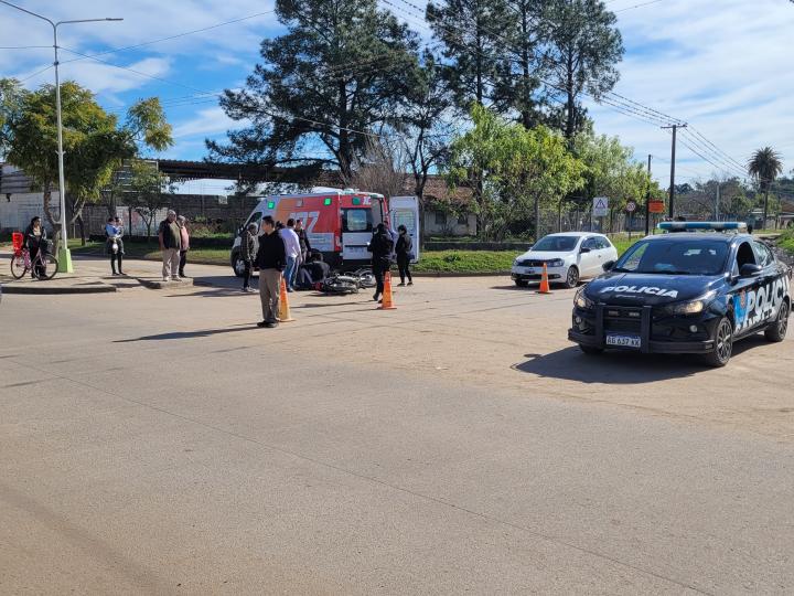 Accidente entre moto y auto dejó lesionados a una niña de 2 años y masculino 