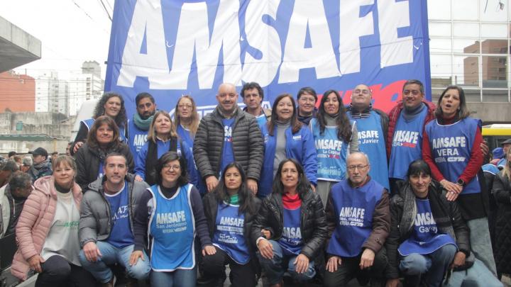 Multitudinaria concentración de AMSAFE frente a la Caja de Jubilaciones