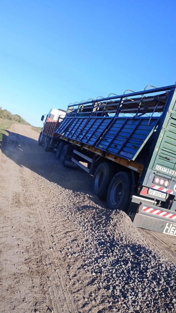Mascías y San Joaquín continúan sumando ripio a sus calles