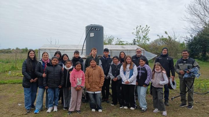 Impulsan la producción sustentable con la instalación de un sistema de riego en la Escuela N 6085