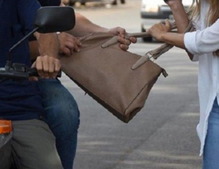 Motochorros le sacaron la cartera a una mujer en pleno centro de San Javier