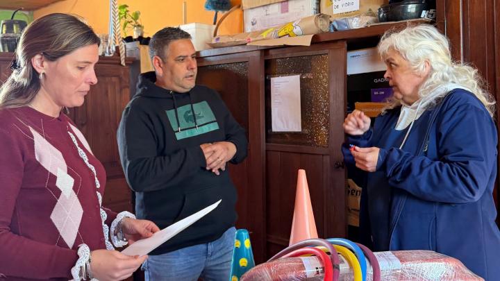 La Municipalidad de Helvecia realizó la entrega de materiales deportivos a la Escuela Nº 423