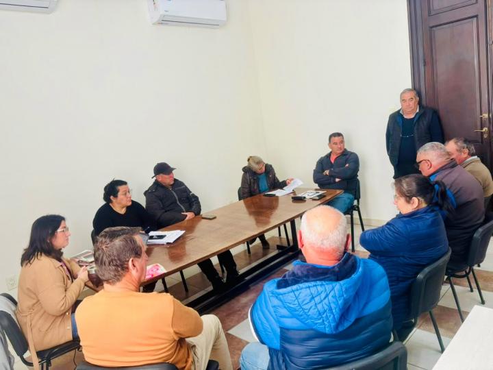Municipalidad de San Javier y trabajadores acordaron continuar el diálogo y avanzar en alternativas ante la situación económica