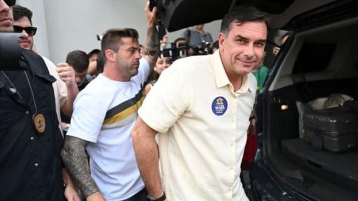 Estados Unidos anuncia que acogerá a Flávio Bolsonaro y a su familia
