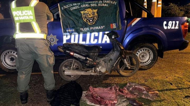 Había carneado y lo descubrieron tras tirar mochilas con carne y una moto a la cuneta 