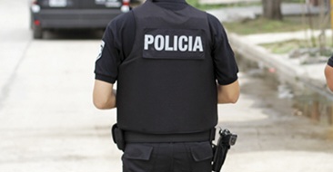 Ingresó hace pocos días a la fuerza y le sacaron el arma reglamentaria 