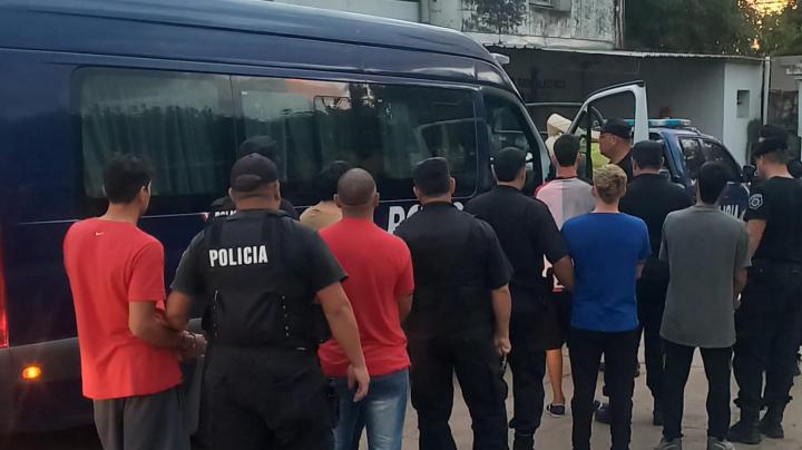 Traslado de detenidos en San Javier: 19 personas fueron llevadas a la Unidad Penitenciaria de Santa Fe
