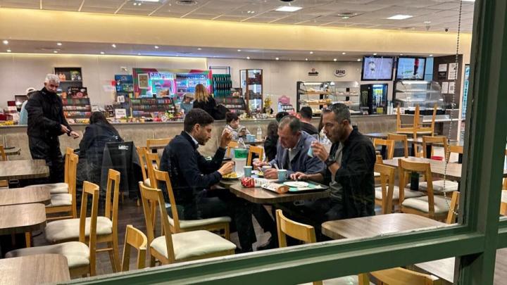 Captan a Maximiliano Pullaro cenando en una estación de servicio