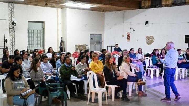 Helvecia recibió al maestro José Tomé en una charla sobre educación inclusiva