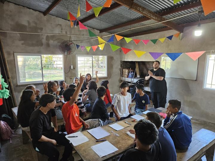 Helvecia: comenzó un taller de inglés en Barrio Calle Ancha para acompañar trayectorias escolares