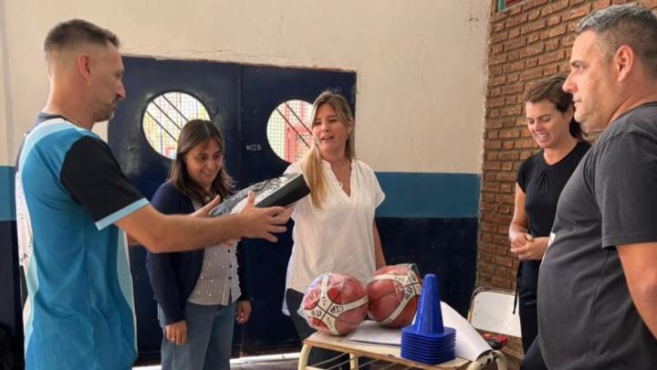 El Municipio de Helvecia entregó material deportivo a dos instituciones educativas