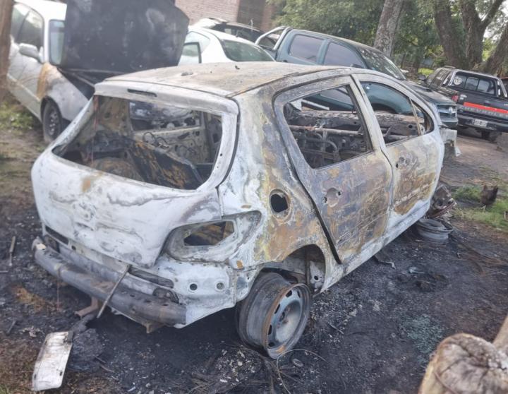 Alejandra: se incendiaron tres autos afuera de un taller y piensan que fue intencional