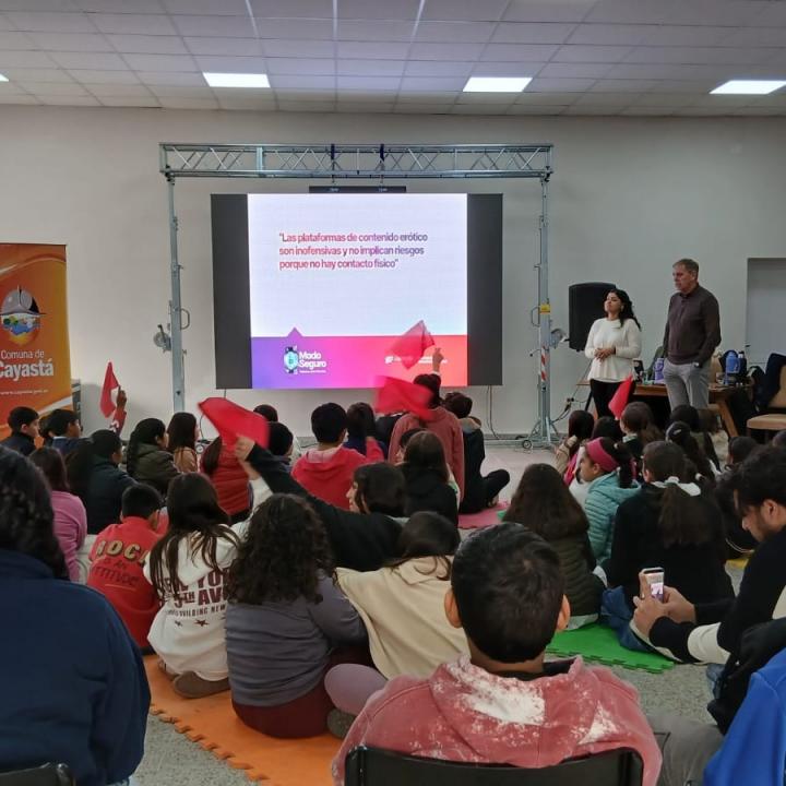 Estudiantes de Cayastá participaron de una charla de concientización y prevención sobre Grooming