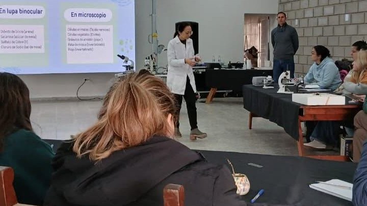 Educadores de Cayastá y la región se capacitaron en el uso del microscopio como herramienta pedagógica