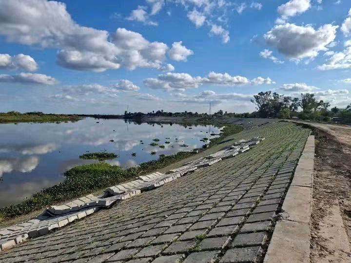 Se robaron hierros de la obra de costanera y los escondieron en la rinconada