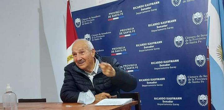 El Senador Kaufmann asiste a estudiantes que quieren seguir la universidad 