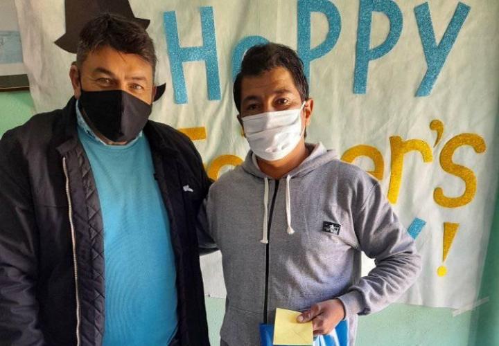 Saladero: Jorge Fabbro entregó un regalo a cada papá del pueblo 