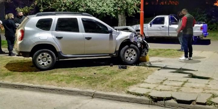 San Javier: Chocó una camioneta, siguió de largo y terminó impactando contra una columna de luz 