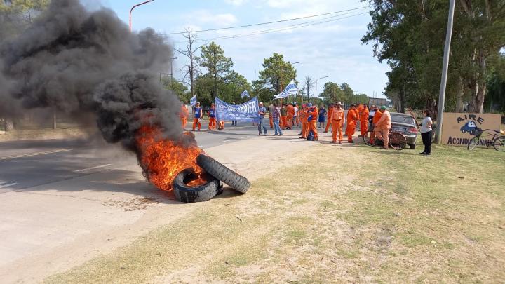 Protesta de trabajadores municipales de San Javier por falta de pago de aguinaldo