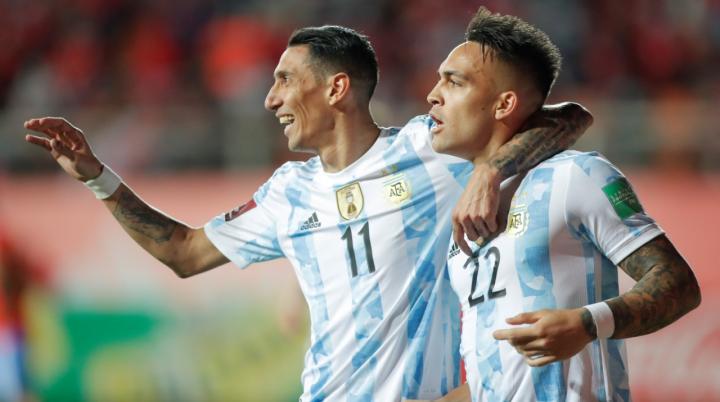 Argentina derrotó 2-1 a Chile y estiró su invicto a 28 partidos