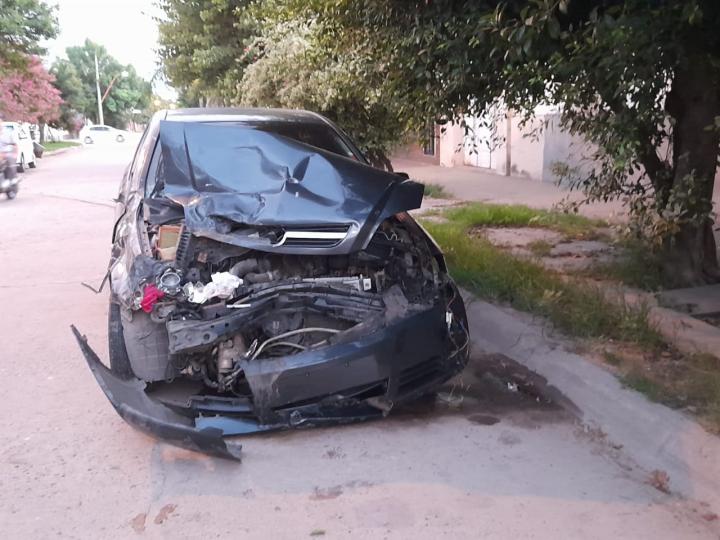 Un Astra chocó un Fort Ka estacionado en el centro de San Javier