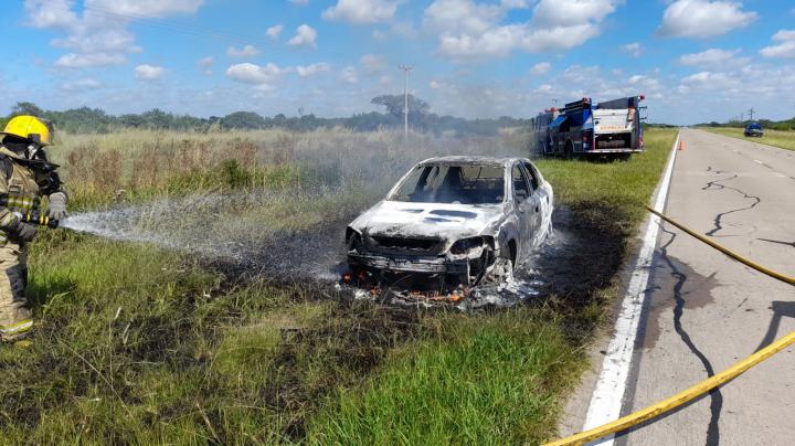 Se incendió un auto de San Martín Norte cerca de La Brava