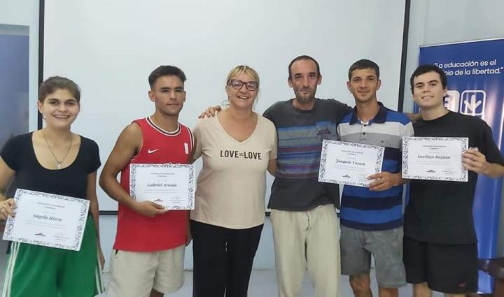 Santa Rosa: Nati Galeano entregó certificados de capacitación a jóvenes de la localidad 