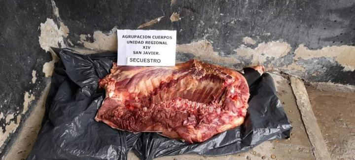 San Javier: La policía lo detuvo mientras llevaba un costillar 