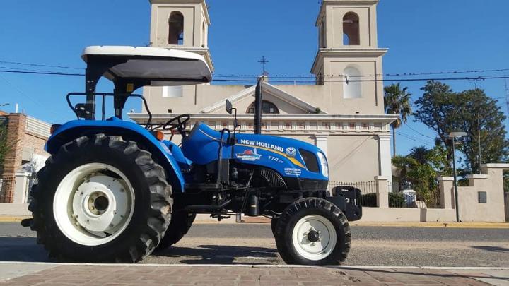Nuevo tractor para la comuna de Santa Rosa de Calchines 