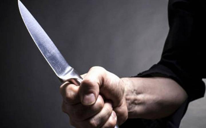 San Javier: Atacó a patadas una puerta, amenazó a una mujer y lo detuvo la policía con un cuchillo 