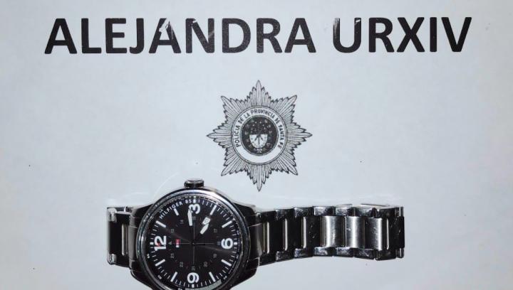 Alejandra: Un sujeto se robó un reloj y fue descubierto por la policía 