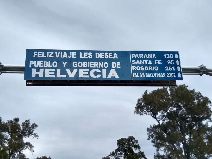 Helvecia renueva sus carteles de ingreso y egreso sobre la ruta 