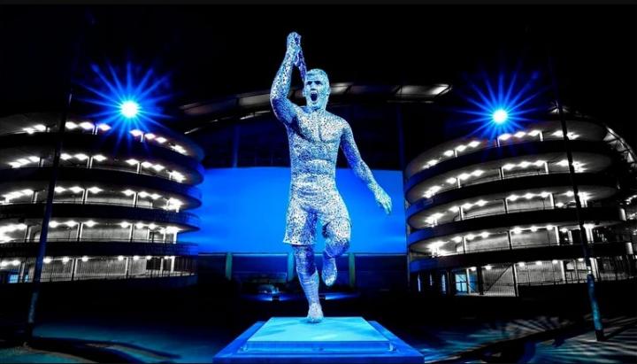 El reconocimiento del Manchester City al Kun Agüero: la estatua que inauguraron afuera del estadio