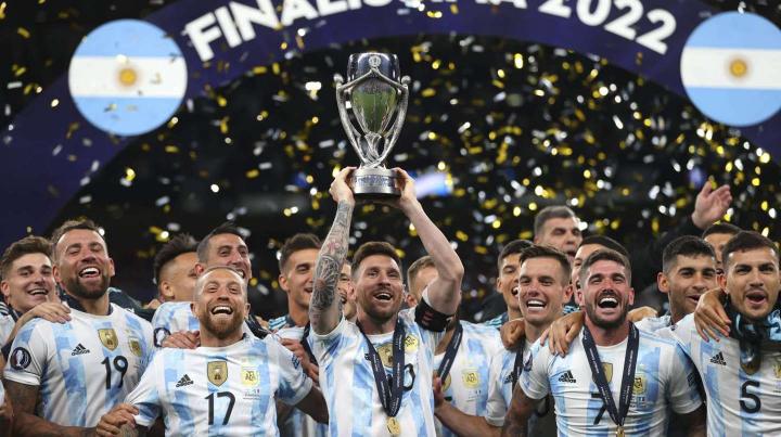 Tras el título en La Finalissima, Argentina superó a Brasil y es la Selección más ganadora del mundo