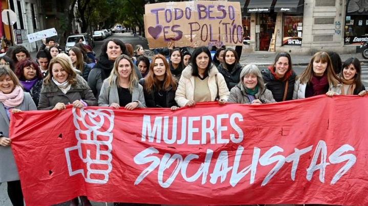 Diputada Clara García marchó acompañada de un grupo de mujeres bajo la bandera de Ni Una Menos