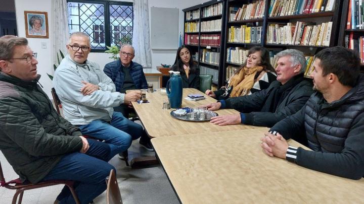 Rodrigo Borla visitó la Biblioteca Popular Estanislao Zeballos de Gobernador Crespo