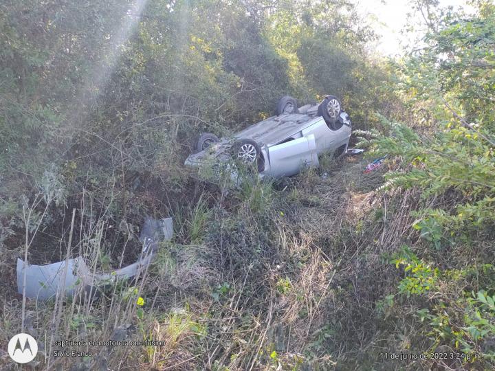 Una mujer lesionada tras el vuelco de un auto en Colonia Teresa 