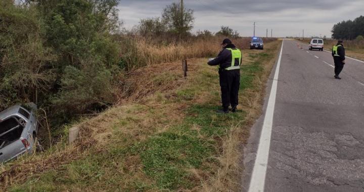 Un hombre en camioneta despistó y chocó un árbol en Colonia Teresa 